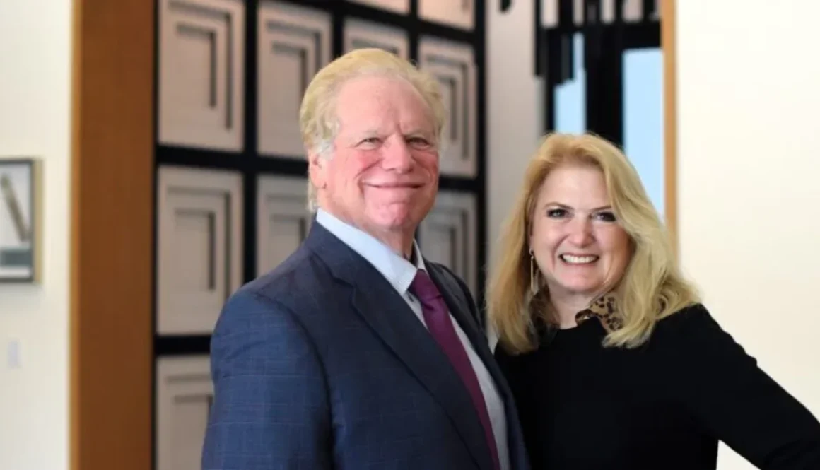 Elliott-Broidy-and-Robin-Broidy-1024x683-1160x600 (1)